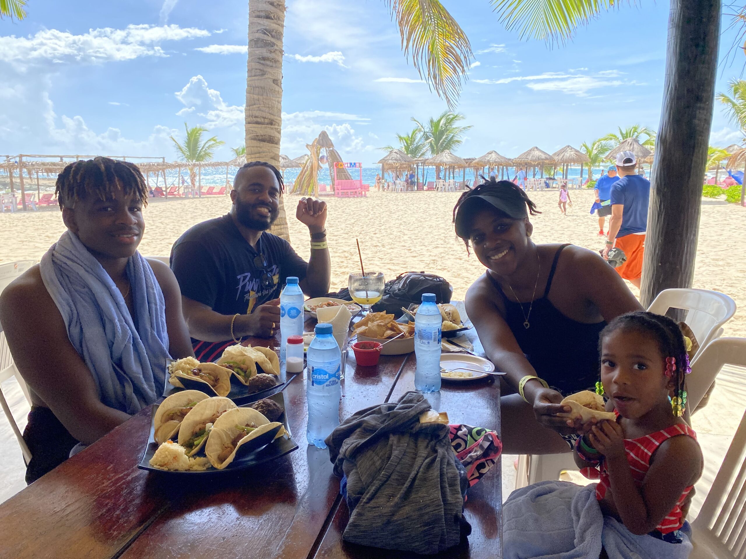 FAMILLY ENYOJING OF LUNCH img 8653